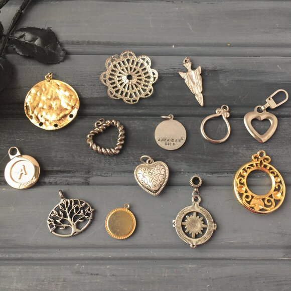 Lot of Silver and Gold Pendant Charms - Picture 6 of 10